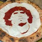Maradona, a Napoli una pizza e un pallone da regalare ai bimbi nel giorno del 61esimo compleanno del D10S