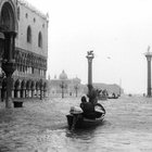 Acqua alta a Venezia, le foto della storica ondata di marea del 1966