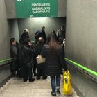 Milano, spruzza spray urticante in metropolitana: intossicati i passeggeri. Tra i colpiti anche un bimbo di un anno