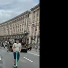 A Kiev si passeggia tra i tank russi distrutti