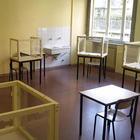 Plexiglass, divisori già collocati in un liceo a Bergamo. Il preside: «Pronti per gli esami»