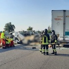 Scontro in autostrada tra furgone e tir: 5 morti nel Piacentino