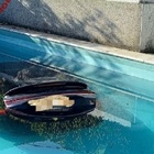 Sbaglia manovra e finisce con l'Audi Q4 in piscina: ragazza si salva in extremis