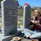 Ricette sulle lapidi: spopola la “moda” di consumare il pasto al cimitero con il caro defunto