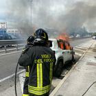 Jeep si incendia sul raccordo autostradale, il conducente si salva scappando velocemente dall'auto