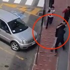 Migrante picchiato a sprangate dopo una lite al supermercato: tre denunciati. Il video choc sui social
