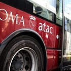 Roma, autista Atac in codice rosso: aggredito da un pedone che voleva salire sul bus fuori dalla fermata