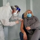 Vaccini, allarme della Calabria: mancano strutture e siringhe, Asl a caccia di specializzandi farmacisti