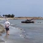 Entra in mare con l'auto per recuperare la moto d'acqua: la foto choc in spiaggia