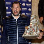 E Salvini arriva con il presepe in mano 
