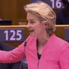Migranti, von der Leyen zittisce eurodeputato di destra che la contesta a Strasburgo