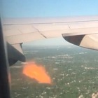 Usa, paura su un aereo della United Airlines: passeggeri filmano le fiamme dal motore dopo il decollo