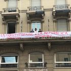 Il Pd di Roma: striscione pro Mattarella. Martina, durissimo attacco a Salvini: «E' il nemico del popolo».