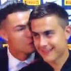 La Juve vince e Ronaldo bacia Dybala davanti alle telecamere