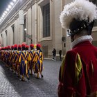 Vaticano, i nuovi elmetti delle guardie svizzere