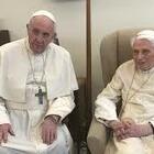 Dopo Papa Francesco anche Ratzinger si è vaccinato, il loro esempio fa breccia sui no-vax in Vaticano