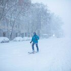 Spagna, tempesta di neve “Filomena”: a Madrid c'è chi prova a sciare