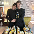 Valentino Rossi, compleanno in grande stile con la fidanzata incinta: super ospite Cremonini FOTO