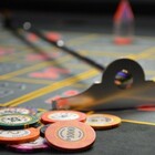 Si accascia per un malore durante il torneo di poker texano: morto un uomo di 52 anni