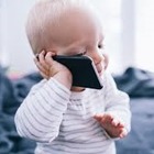 Cellulare “baby sitter” già a 2 anni, possibili danni allo sviluppo