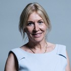Coronavirus, Nadine Dorries positiva: la viceministra della Salute britannica ha contagiato anche la madre di 84 anni