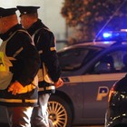 Roma, accoltellano ragazzo all’uscita dal pub dopo una lite per una ragazza: fermati due giovani