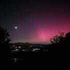 Aurora boreale in Italia: tutte le foto del cielo con le sfumature viola e rosa