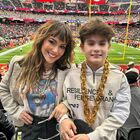 Alyssa Milano al Super Bowl col figlio dopo lo scandalo della raccolta fondi. Biglietti fino a 10mila euro, i fan: «Sei una ricca mendicante»