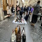 Roma, l’assedio degli abusivi alle vie dello shopping: commercianti in rivolta. «Così si respingono i turisti»