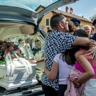 Sofia Castelli uccisa, in centinaia ai funerali. L'applauso alla bara bianca. Il parroco: «Scommettere su amori non possessivi»