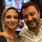 Salvini a Non è la D'Urso, scontro con Asia Argento: «Mi hai dato della m...». Poi il selfie della pace