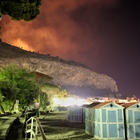 • Palermo, incendio a Mondello: fiamme minacciano la spiaggia