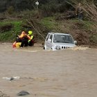 Maltempo, intrappolati in auto nel torrente Maiano: due automobilisti salvati dai vigili del fuoco