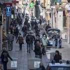 Folla in via Sestri a Genova per fare spesa 3 aprile