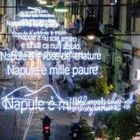Napoli, le luminarie con i versi di Pino Daniele al Rione Sanità. Come a Bologna con Lucio Dalla