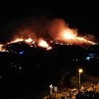 Notte infernale a Sperlonga: un'intera collina avvolta dalle fiamme e abitazioni in pericolo. A Fondi evacuato il camping "Le Dune"