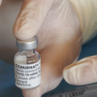 Vaccinazione eterologa, Ema-Ecdc: «È efficace e sicura». E con le varianti serve la doppia dose