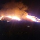 Intera collina avvolta dalle fiamme a Sperlonga