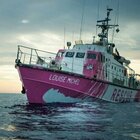 Sos dalla nave di Banksy: «Un morto a bordo e 219 profughi. Impossibile manovrare»