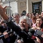 â¢ Grillo, protesta a Montecitorio: "Mattarella âfirma in silenzio"