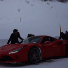 Cortina, Ferrari F8 Tributo bloccata sulla neve: giovani salvati dai vigili del fuoco VIDEO