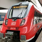 Treno deraglia in Germania: 3 morti e 60 feriti, tanti studenti a bordo. I vagoni precipitano nella scarpata