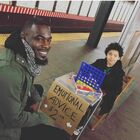 Ciro, il bambino che offre consulenze emotive alla fermata della metropolitana: ecco quanto si fa pagare