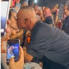 Eros Ramazzotti bacia sulle labbra la figlia Aurora al concerto. I fan: «Un papà così me lo sogno»