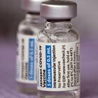 Vaccino Johnson & Johnson, dalla muffa alle fiale incrinate: i problemi del sub appaltatore