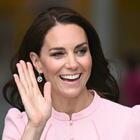 Kate Middleton in rosa, l'abito riciclato è un incanto. Ma arriva la domanda scomoda: «Non lo dire a nessuno»