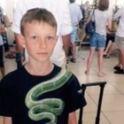 Bambino di 10 anni costretto a cambiare maglietta per salire in aereo: il motivo è assurdo