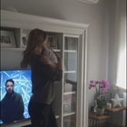 Elena Santarelli balla con la neonata in braccio: "Ecco il mio sabato sera scatenato"