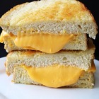 Mangia per anni solo panini al formaggio a causa di una strana fobia, ragazzo guarisce grazie all'ipnosi