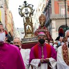 San Gennaro, sangue trovato già sciolto: corteo a Napoli per il "miracolo di maggio" (dopo 3 anni)